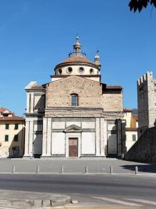 un vecchio edificio con una torre sopra di Monolocale al Castello con bellissima terrazza a Prato