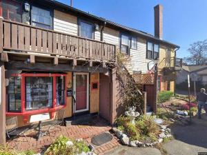 ロックポートにあるThe Orca Suite- Bearskin Neck Rockport- Steps to allのバルコニーと赤いドア付きの家