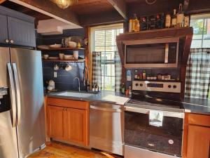 ロックポートにあるThe Orca Suite- Bearskin Neck Rockport- Steps to allのキッチン(ステンレス製のコンロ、冷蔵庫付)