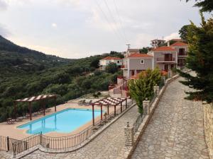 uitzicht op een zwembad in een resort bij Asterida Villas in Stavros