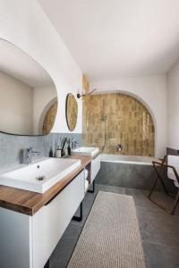 łazienka z 2 umywalkami i wanną w obiekcie PALO Borbirtok - Bed and Wine w mieście Paloznak
