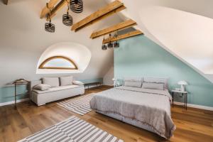 sypialnia z dużym łóżkiem i kanapą w obiekcie PALO Borbirtok - Bed and Wine w mieście Paloznak