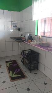 uma cozinha com um lavatório e uma bancada em Doce Lar - 1 suíte em Tangará da Serra