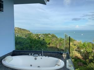 Un baño de IslandView Villa