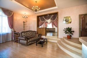sala de estar con sofá y escalera en Hotel X.O, en Novosibirsk