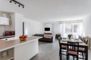 a kitchen and living room with a table and chairs at Le Roucas - Chaleureux appartement aux Baux de Provence in Les Baux-de-Provence