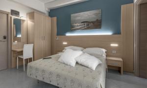 Postel nebo postele na pokoji v ubytování Hotel Esperia + 35 fotografií
