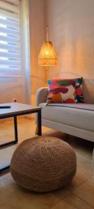 ein Wohnzimmer mit einem Sofa und einem Tisch in der Unterkunft Piso 2 Dormitorios. WIFI in Pontevedra