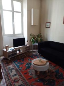 ein Wohnzimmer mit einer Couch und einem Couchtisch in der Unterkunft Maison en plein cœur de ville à Montmorillon in Montmorillon