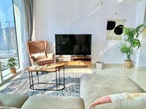 TV a/nebo společenská místnost v ubytování Lux Business Bay Canal apartment
