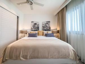Schlafzimmer mit einem großen Bett und einem Deckenventilator in der Unterkunft BG2D3 Amazing apartment with private picuzzi in private terrace in Punta Cana