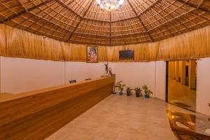 een grote kamer met een groot plafond en een houten vloer bij Prakriti The Nature Resort Pushkar in Pushkar