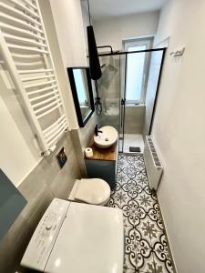 a small bathroom with a toilet and a shower at ACM Centrum Apartament z parkingiem in Bydgoszcz