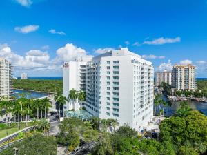 wysoki biały budynek obok rzeki w obiekcie Beach Apartments by Avi Real Estate w mieście Fort Lauderdale