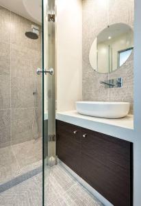 W łazience znajduje się umywalka oraz prysznic z lustrem. w obiekcie Central chic flat with terrace btw Syntagma & Monastiraki w Atenach