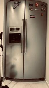 um frigorífico de aço inoxidável com um micro-ondas em cima em Rudnic villa s Ap1 em Syfteland