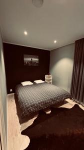 um quarto com uma cama grande num quarto em Rudnic villa s Ap1 em Syfteland