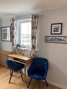 Pokój z biurkiem, krzesłem i oknem w obiekcie Da Peerie Hoose w mieście Hamnavoe