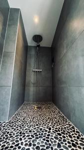 uma casa de banho com um chuveiro preto em Rudnic villa s Ap1 em Syfteland