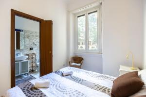 米蘭的住宿－Stazione Centrale-Repubblica Appartamento in centro con WIFI，白色卧室配有床和镜子