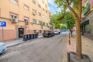 a street with cars parked on the side of a building at For You Rentals Bonito y coqueto apartamento en Vallecas CAU231D in Madrid