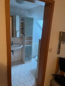 uma casa de banho com um lavatório e um WC em FeWo im Gasthof Forsthaus em Marktredwitz