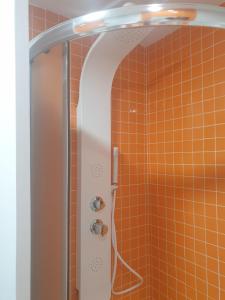 um chuveiro com uma parede de azulejos laranja em Apartamento Vida em Arenas de San Pedro