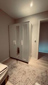 um quarto com armários brancos e um tapete em Rudnic Villa s Ap4 em Syfteland