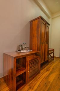 een houten bureau met een kast in een kamer bij Prakriti The Nature Resort Pushkar in Pushkar