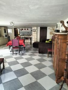 a living room with a checkered floor at Charmant appart avec extérieur in Aigues-Mortes