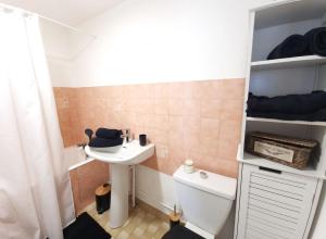 Ванная комната в Les Glénan charmant studio, plage à 50m Trevignon, 1-2 p