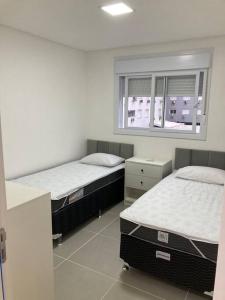 Ένα ή περισσότερα κρεβάτια σε δωμάτιο στο Apartamento a 100m da beira-mar