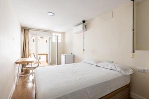 una camera con un grande letto bianco di Oasis Urbano Ciudad Expo a Mairena del Aljarafe