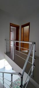 een metalen stapelbed in een kamer met 2 ramen bij Sobrados in Torres