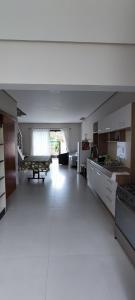 een grote keuken met witte vloeren en een tafel. bij Sobrados in Torres