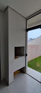 een open deur naar een woonkamer met een open haard bij Sobrados in Torres