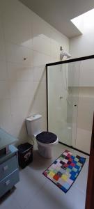 een badkamer met een toilet en een tapijt op de vloer bij Sobrados in Torres