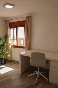 ein Büro mit einem Schreibtisch, einem Stuhl und einem Fenster in der Unterkunft Mercedes (E): Campo y playa. in Breña Baja