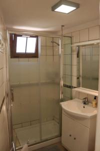 a bathroom with a shower and a sink at Mercedes (E): Campo y playa. in Breña Baja