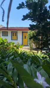 a house with a yellow and blue door at Pousada Casarão De Minas in São Lourenço