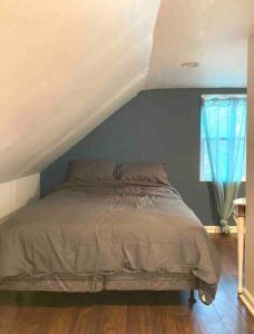 Schlafzimmer mit einem Bett mit blauer Wand in der Unterkunft Mt Holly Home With Playground Grill Basketball, free cancel in Mount Holly