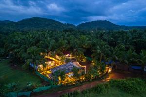 eine Luftansicht eines Resorts mit Palmen in der Nacht in der Unterkunft Whoopers Party Hostel, Palolem in Canacona