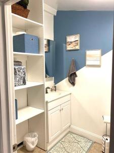 baño con lavabo y pared azul en Mt Holly Home With Playground Grill Basketball, free cancel, en Mount Holly
