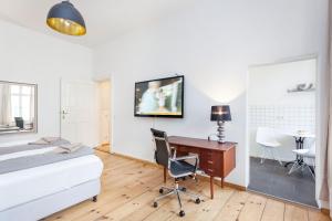 Schlafzimmer mit einem Schreibtisch, einem Bett und einem Schreibtisch in der Unterkunft Brüsseler Straße 39 in Berlin