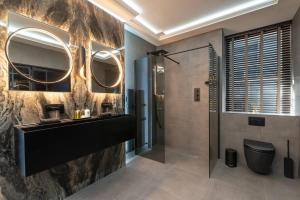 Un baño de Luxury West End Oasis - Lux Spa Bath - Romantic