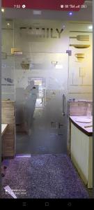 uma porta de vidro deslizante num quarto com um balcão em HOTEL JB STAR em Mandvi