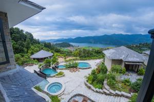 博卡拉的住宿－Dorje's Resort and Spa，享有度假胜地的空中景致,设有2个游泳池