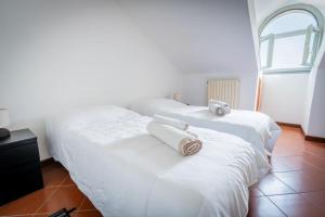 Un pat sau paturi într-o cameră la Piazza Michele Ferrero - sulla piazza centrale