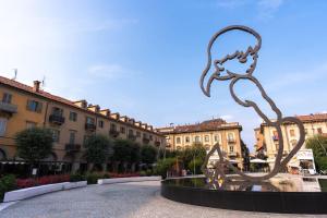 Bazen u ili blizu objekta Piazza Michele Ferrero - sulla piazza centrale