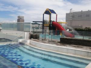 una piscina con scivolo e un parco acquatico di Apartaestudio Reserva del Mar Playa Salguero Santa Marta a Santa Marta